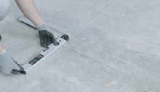 Before tiling, inspect the surface for smoothness and durability, ensuring that the substrate meets the requirement of ±3mm/2m for flatness.